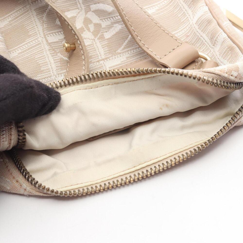 CHANEL Cream Leather Shoulder Bag - Picture 6 of 11
